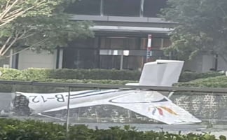 Beijing confirma un muerto y 13 heridos tras choque de avioneta contra un rascacielos; autoridades investigan "circunstancias del suceso"