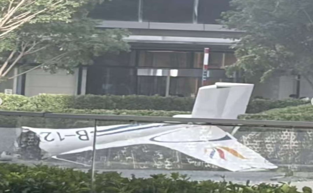 Una avioneta se estrelló en Beijing contra el edificio más alto de la capital china. Foto: EFE