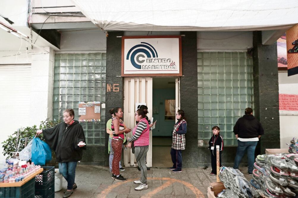 El Centro de Maestros Carlos A. Carrillo en la Plaza del Estudiante, donde fueron reubicados 100 alumnos por los daños del sismo del 19-S. (ALEJANDRA LEYVA. EL UNIVERSAL)