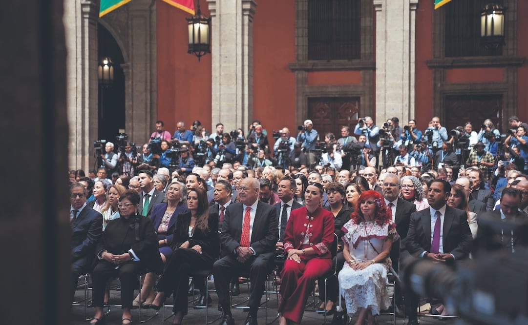 En las primeras filas se acomodaron integrantes de su gabinete, legisladores, ministros de la Suprema Corte, gobernadores y representantes de la iniciativa privada. Foto: Especial