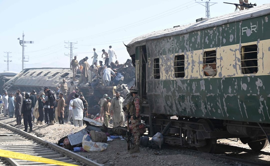 El personal de seguridad inspecciona los vagones descarrilados dañados después de una explosión dirigida a un tren en Quetta. Foto: Banaras KHAN / AFP