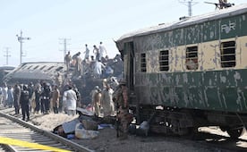 Ataque con explosivos a un tren en Paquistán deja al menos 29 muertos y 102 heridos; se dirigía a una zona militar, informan autoridades