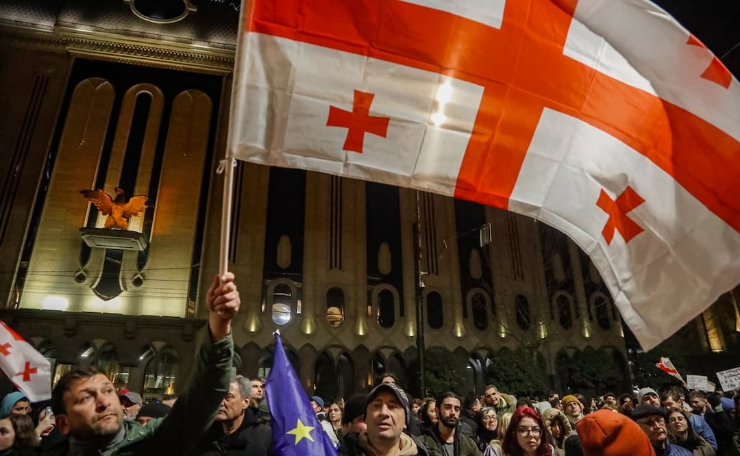Partidarios de los partidos de oposición georgianos participan en la manifestación de la oposición frente al edificio del Parlamento en Tbilisi, Georgia. Foto: EFE