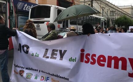 Marchan para derogar ley del ISSEMyM en Toluca