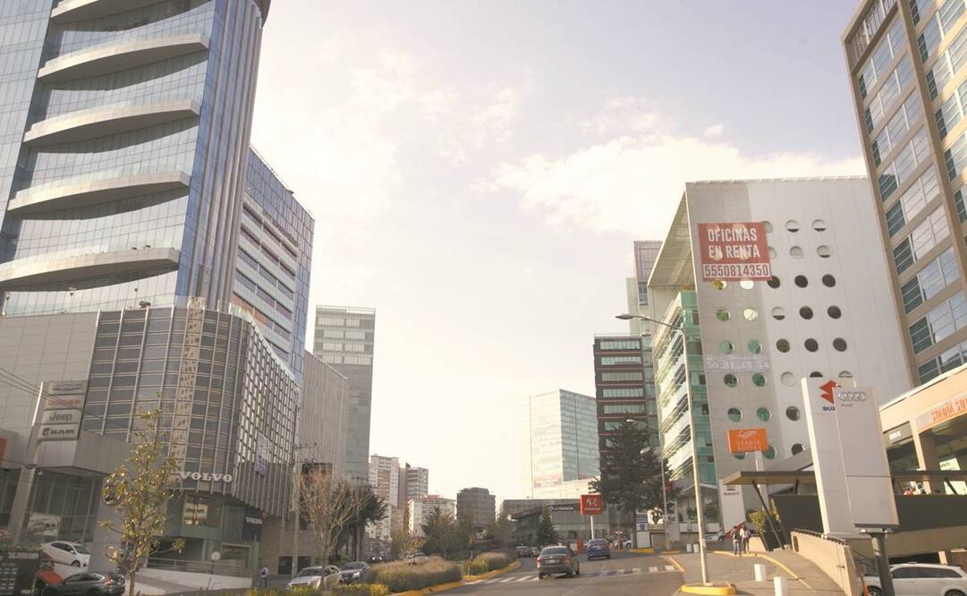 De acuerdo con datos de agentes inmobiliarios, los edificios de los corredores Norte, Reforma, Polanco, Santa Fe (en la imagen) e Insurgentes siguen encabezando las áreas vacantes. Foto: ARCHIVO EL UNIVERSAL
