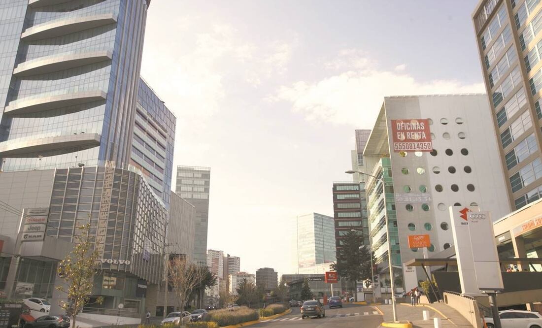 De acuerdo con datos de agentes inmobiliarios, los edificios de los corredores Norte, Reforma, Polanco, Santa Fe (en la imagen) e Insurgentes siguen encabezando las áreas vacantes. Foto: ARCHIVO EL UNIVERSAL