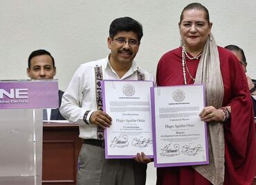 Hugo Aguilar recibe constancia de mayoría del INE en español y en mixteco; pide voto de confianza a la nueva Corte