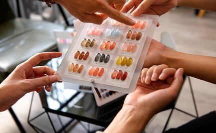 Con un hilo, la nueva tendencia para quitar las uñas postizas