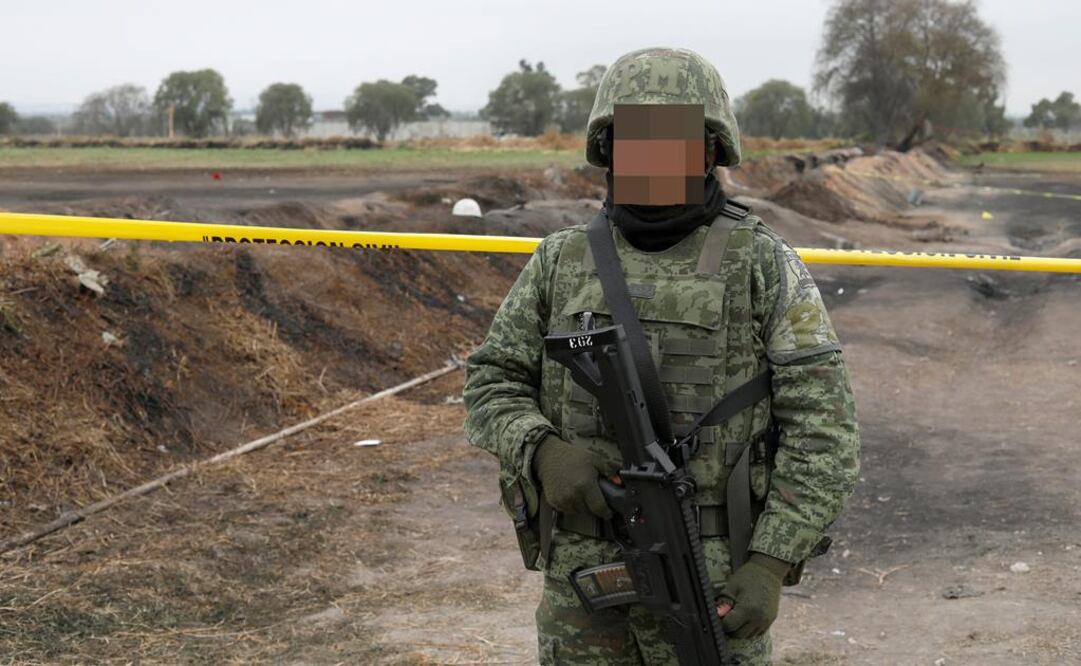 Un soldado resguarda el lugar de la explosión en Hidalgo. Foto: Reuters