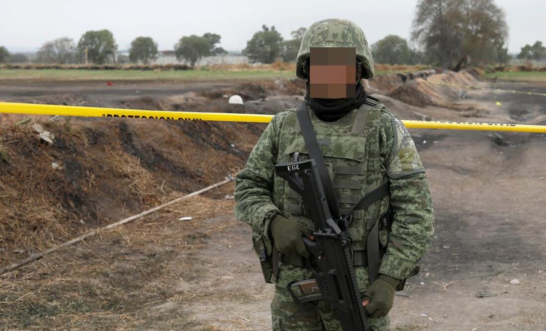 Un soldado resguarda el lugar de la explosión en Hidalgo. Foto: Reuters