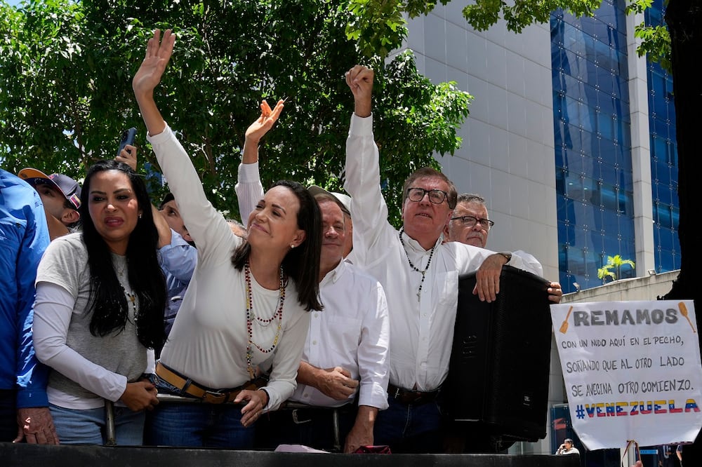 La líder de la oposición María Corina Machado encabeza una protesta contra la reelección del presidente Nicolás Maduro un mes después de la disputada votación presidencial que, según la oposición,  ganó Edmundo González por abrumadora mayoría, en Caracas, Venezuela. Foto: AP