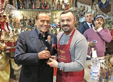Berlusconi "reflexiona" con baño de masas