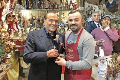 Berlusconi "reflexiona" con baño de masas