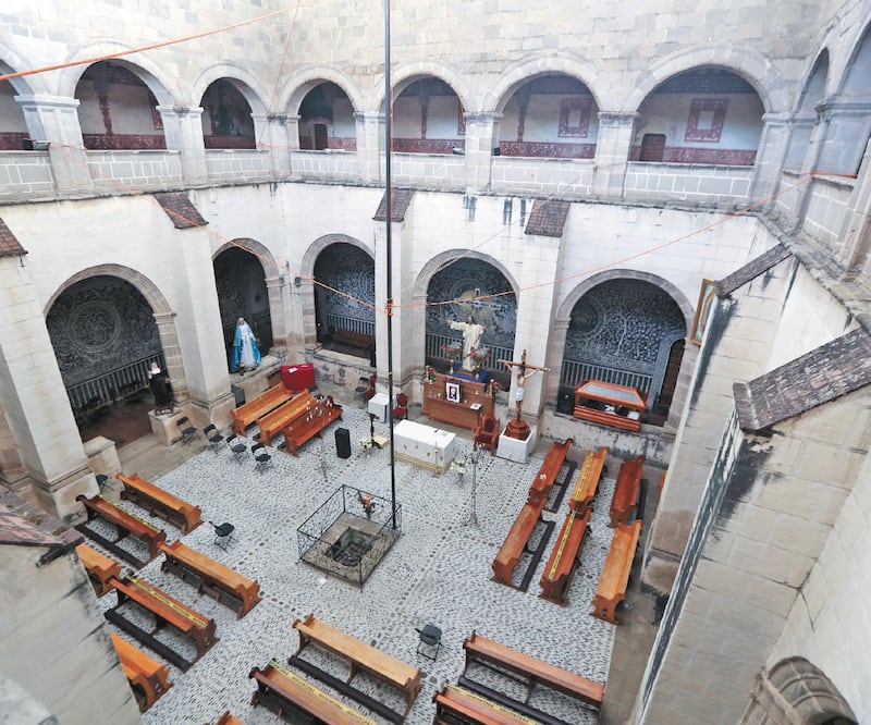 El Convento Agustino de la Transfiguración, en Malinalco, sigue apuntalado, y el padre a cargo teme un daño mayor y un colapso por las lluvias de los últimos días. Foto: JORGE ALVARADO. EL UNIVERSAL