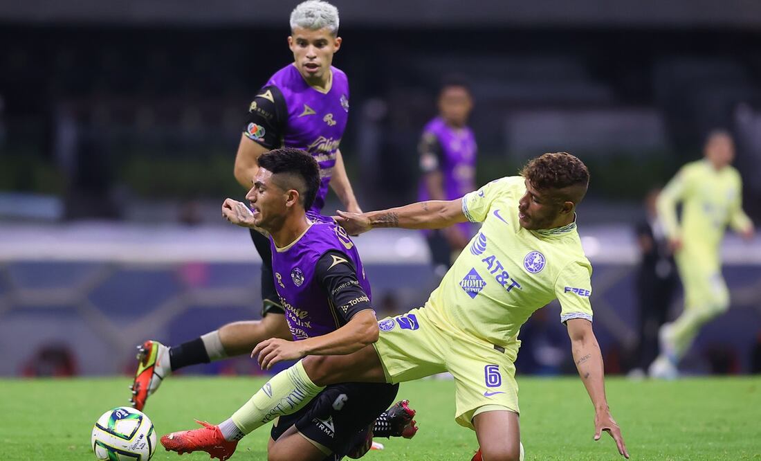 Jonathan Dos Santos disputando el balón contra Mazatlán / Foto: Imago7