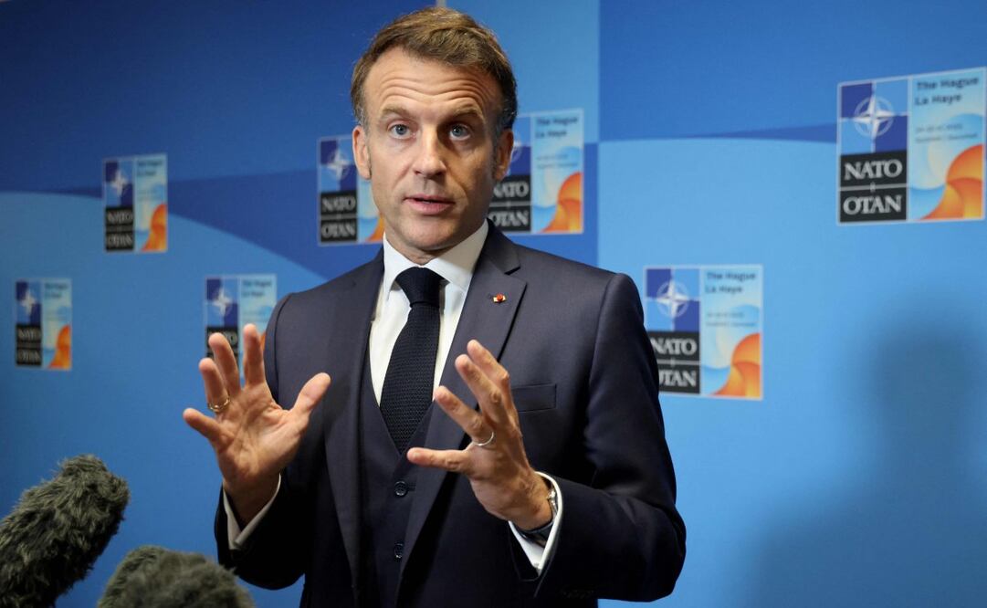 El presidente francés, Emmanuel Macron, habla con los medios durante la cumbre de la Organización del Tratado del Atlántico Norte (OTAN) en La Haya el 25 de junio de 2025. Foto: AFP