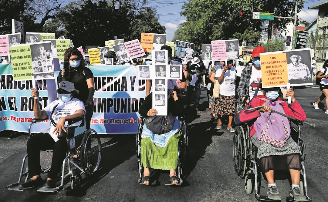 Manifestantes salvadoreños, ayer al conmemorar los 30 años de la firma de los acuerdos de Chapultepec.  Foto: Rodrigo Sura/ EFE