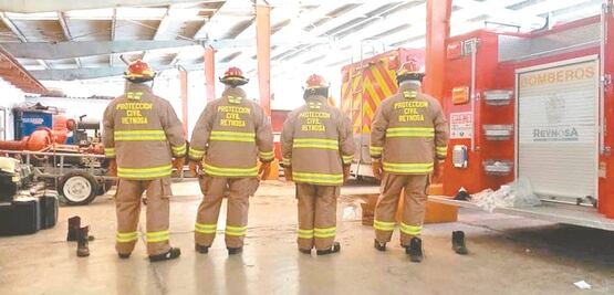 Alcaldesa ignora a bomberos y luego amenaza con correrlos, por aceptar donativo