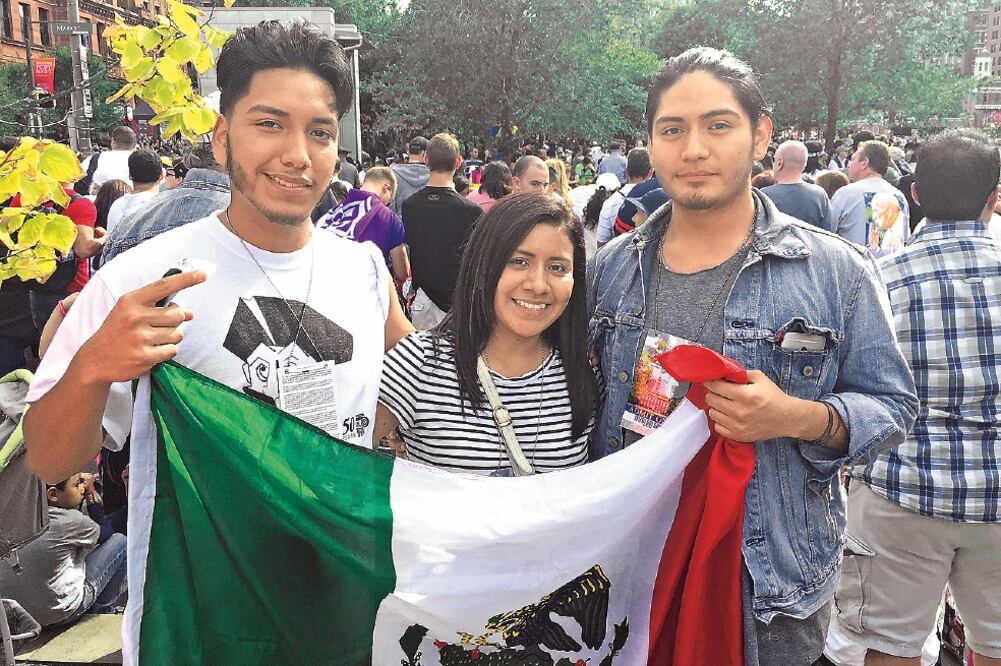 Patricia Velasco, inmigrante del estado de Oaxaca, con sus sobrinos, ayer, en Filadelfia, donde escucharon el mensaje papal (J. JAIME HERNÁNDEZ. EL UNIVERSAL)