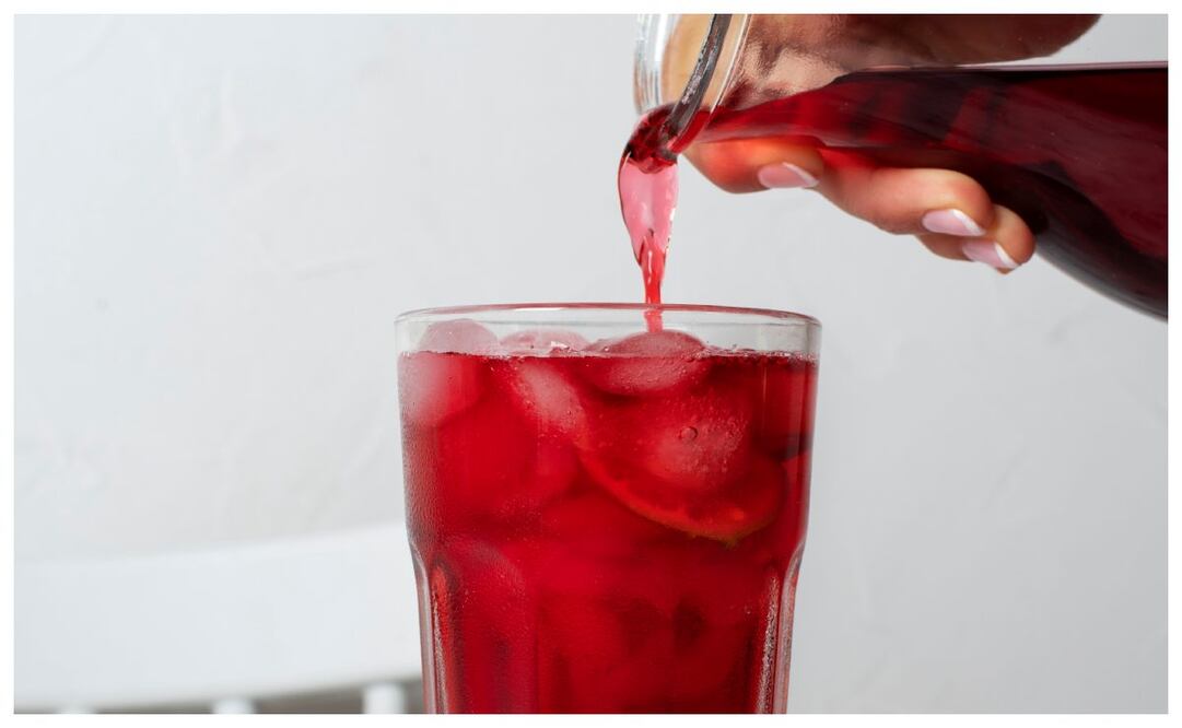 El agua de jamaica puede traer consecuencias negativas para tu salud en algunos casos. Imagen: Freepik