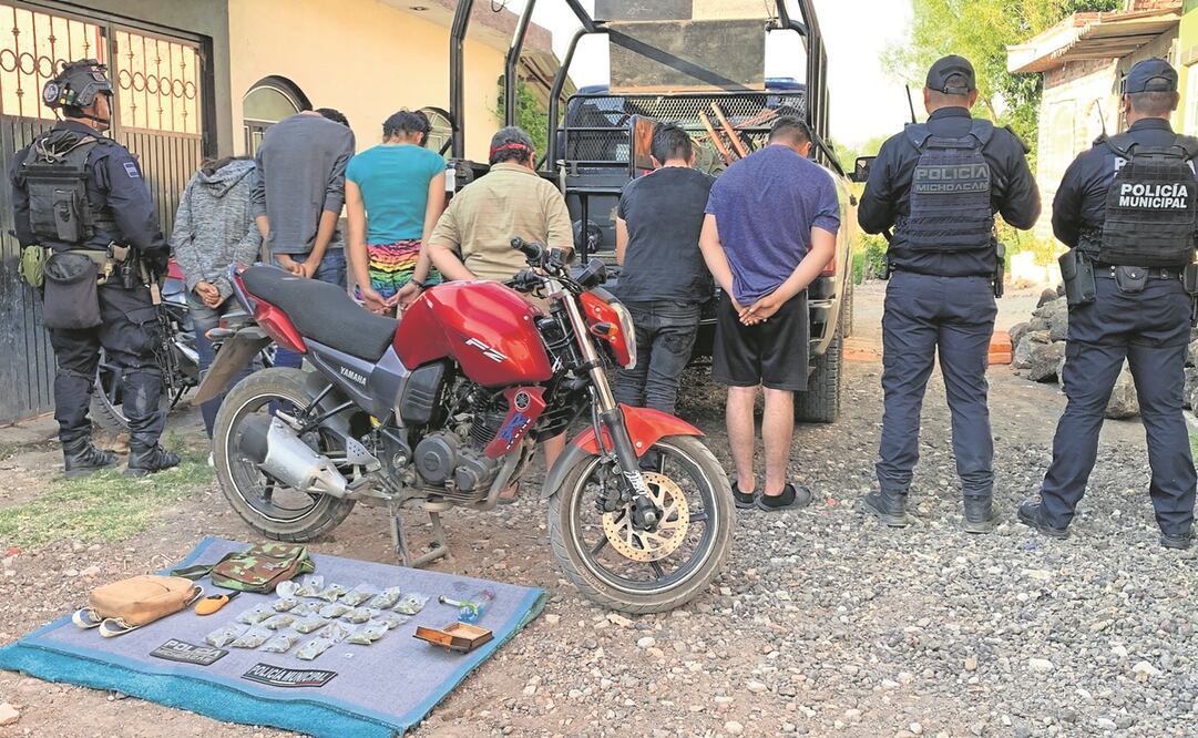 Luego de una persecución por calles de la colonia Los Laureles, en Zamora, fueron detenidos narcomenudistas con droga marcada con la siglas CJNG.