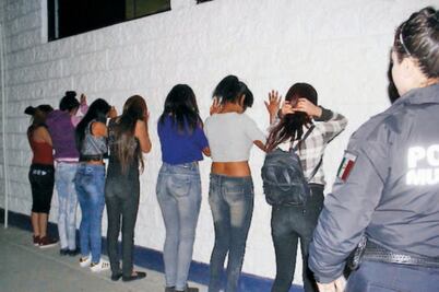 Arrestan a otros 64 jóvenes en fiesta viral