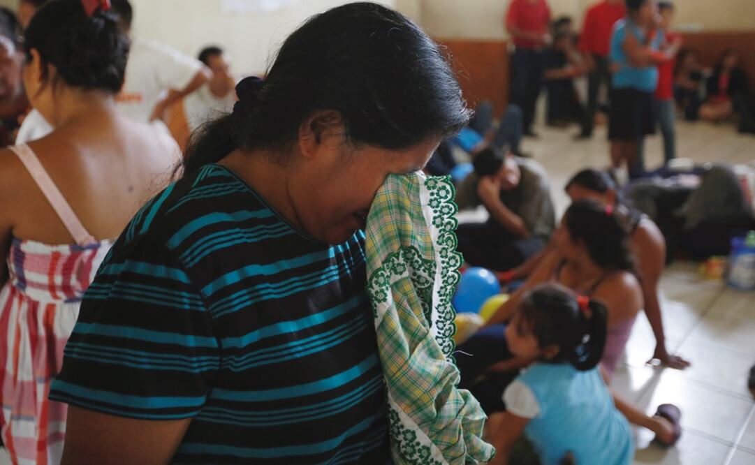 Una mujer llora dentro de un albergue en Guatemala tras la erupción del volcán de Fuego (Foto: Reuters)