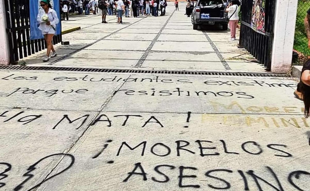 En la Casa de la Cultura de Cuautla se colocaron flores y veladoras en el lugar donde fue agredida Claudia. Foto: CIUDADANOS MX