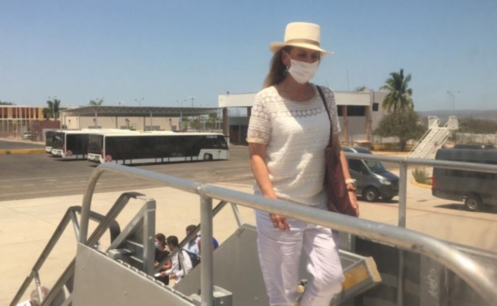 Con cubrebocas, AMLO y Gutiérrez Müller abordan vuelo rumbo a CDMX 