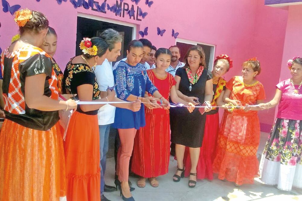 Alcaldesas del Istmo de Tehuantepec se reunieron ayer en Reforma de Pineda, para demandar al gobierno de Oaxaca que se impulse el empoderamiento económico y político de las mujeres. (ALBERTO LÓPEZ. EL UNIVERSAL)