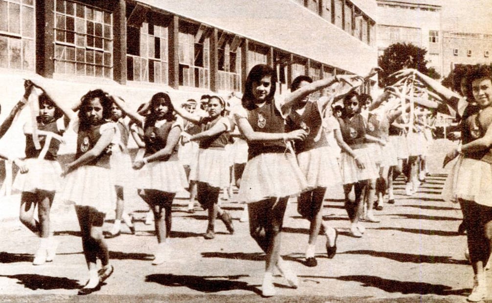 En los años cincuenta se daba un fuerte impulso a las actividades físicas y al deporte en general como base primordial de un cuerpo y una mente sana. En la foto estudiantes ejecutan ejercicios con el uniforme de educación física: Era clásica la falda blanca con tablones. Col. Carlos Villasana.
