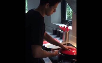 'Chicharito' luce... en la cocina
