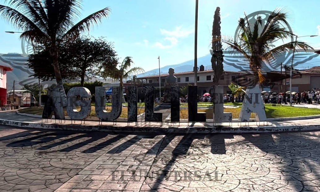 La carretera Apatzingán-Aguililla todavía conserva los rastros de la quema de vehículos y los bloqueos que tuvieron lugar el pasado 22 de febrero. (Foto: Carlos Arrieta/ EL UNIVERSAL)