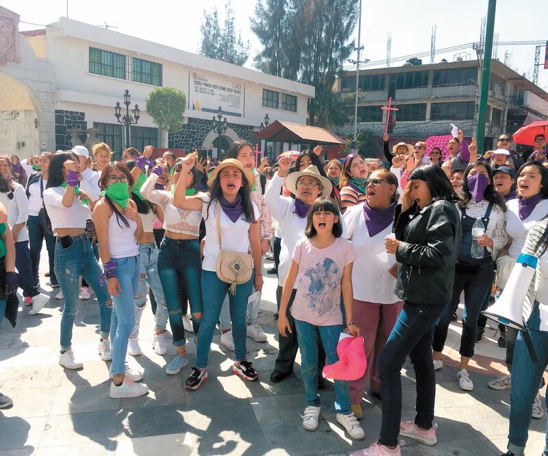 La manifestación pacífica partió de la colonia Valle de Los Reyes, segunda sección, y culminó en la explanada principal del municipio de Los Reyes La Paz. Foto: EMILIO FERNÁNDEZ. EL UNIVERSAL