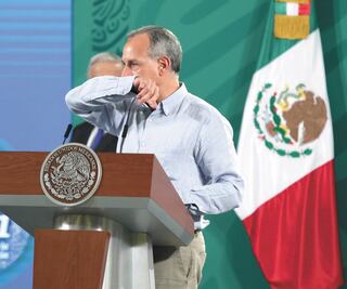 López-Gatell, con tos y sin cubrebocas en la mañanera