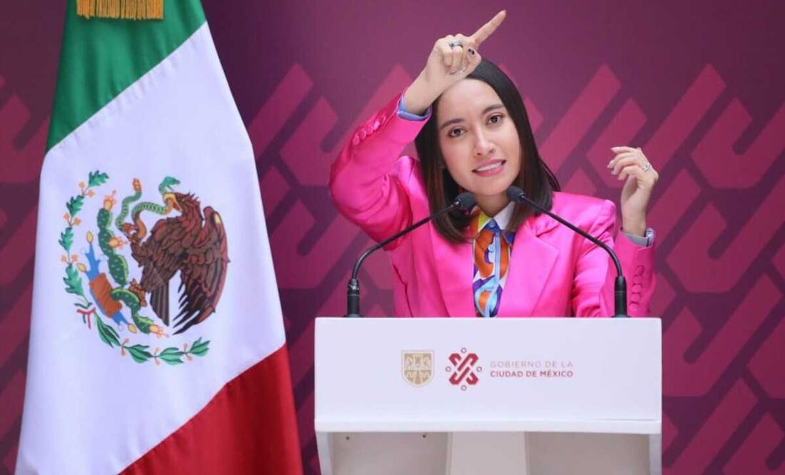 Katya Echazarreta pidió a las niñas becarias creer en ellas mismas para cumplir sus metas. Foto: Gobierno de la CDMX