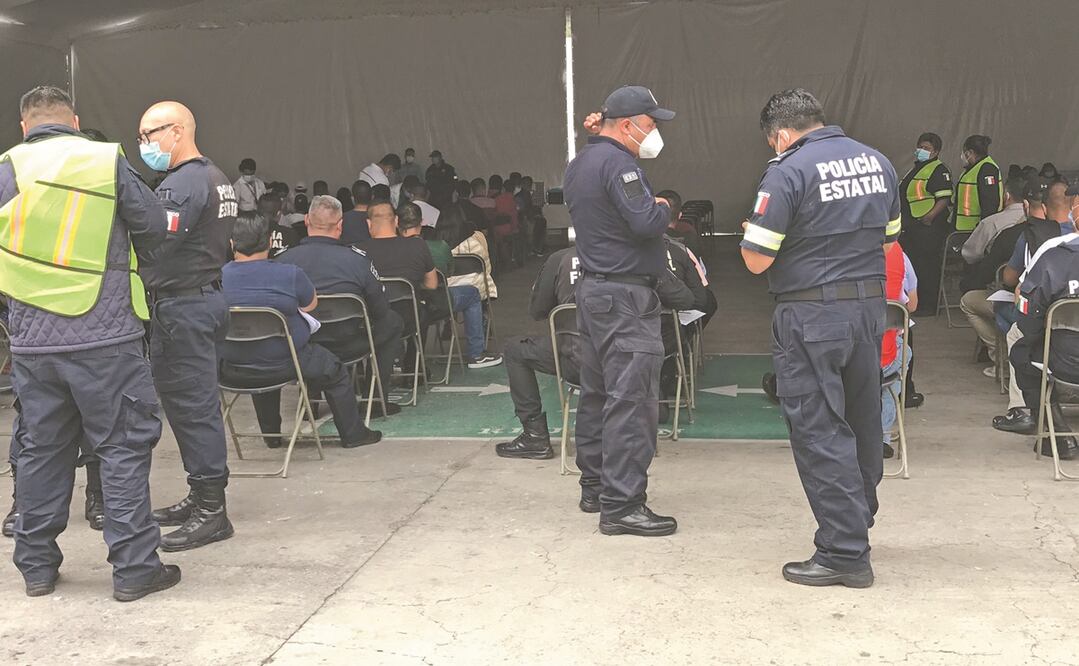 Personal de la Secretaría de Seguridad y elementos de la fiscalía mexiquense recibieron su vacuna de forma sorpresiva. Foto: REBECA JIMÉNEZ. EL UNIVERSAL