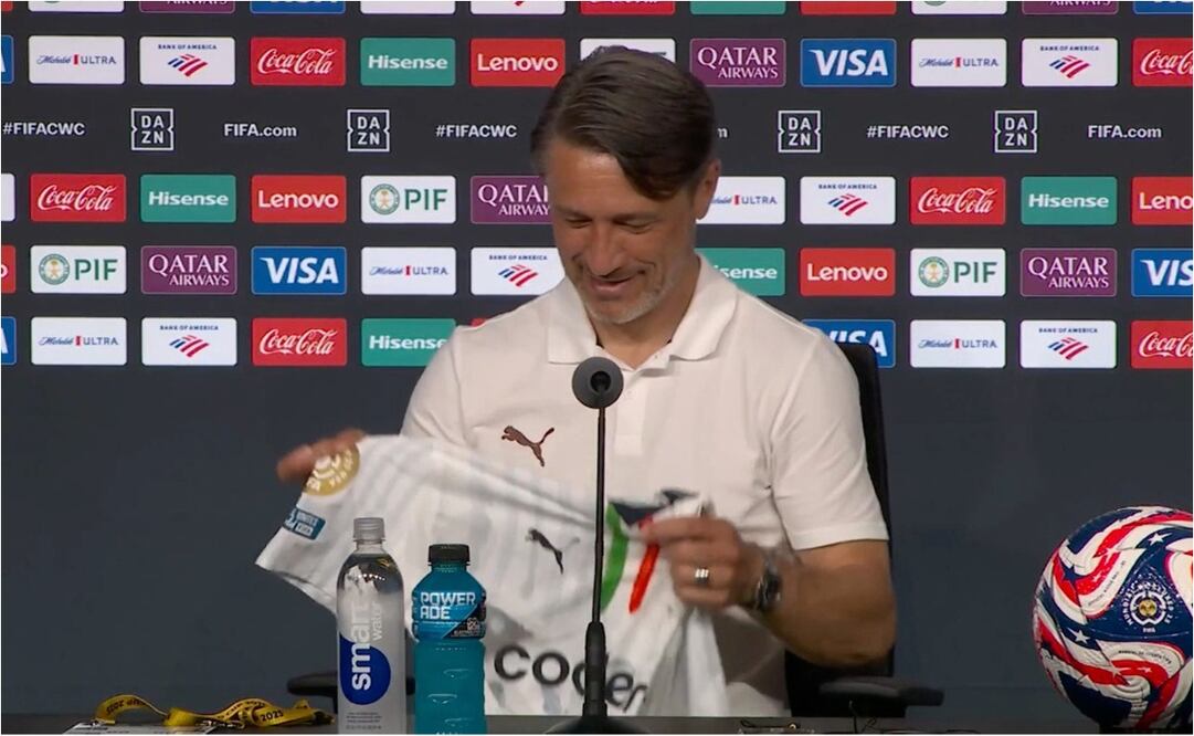 Niko Kovac, técnico del Borussia Dortmund, con la playera de Monterrey en conferencia. FOTO: Captura de video