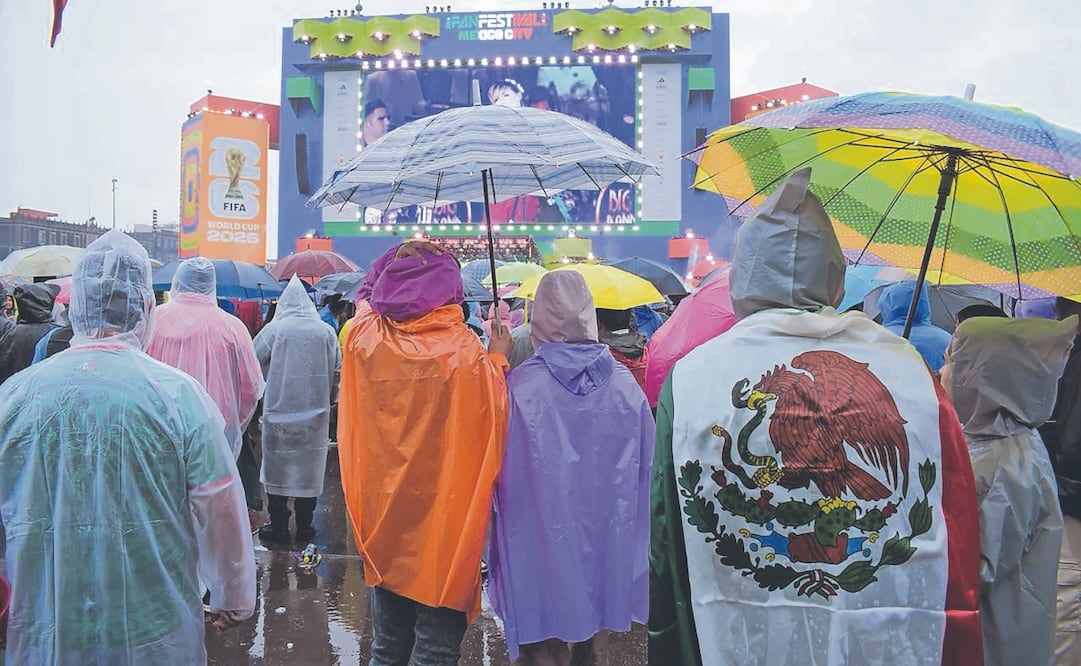 Pese a la intensa lluvia, cientos de aficionados se quedaron en el Zócalo para ver el partido de México. Foto: Santiago Cadena/ EL UNIVERSAL
