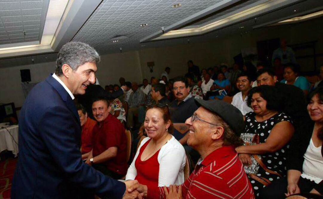 El funcionario federal se reunió con migrantes mexicanos afincados en California./Tomada de Twitter