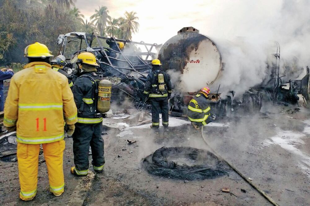 El accidente ocurrió en el kilómetro 300 del tramo carretero Feliciano-Lázaro Cárdenas, en las inmediaciones de Petacalco, en los límites de Guerrero y Michoacán. La fiscalía de Guerrero y la Policía Federal investigan las causas del accidente (CORTESÍA)