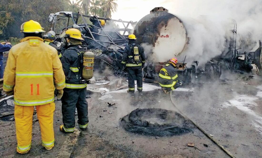 El accidente ocurrió en el kilómetro 300 del tramo carretero Feliciano-Lázaro Cárdenas, en las inmediaciones de Petacalco, en los límites de Guerrero y Michoacán. La fiscalía de Guerrero y la Policía Federal investigan las causas del accidente (CORTESÍA)