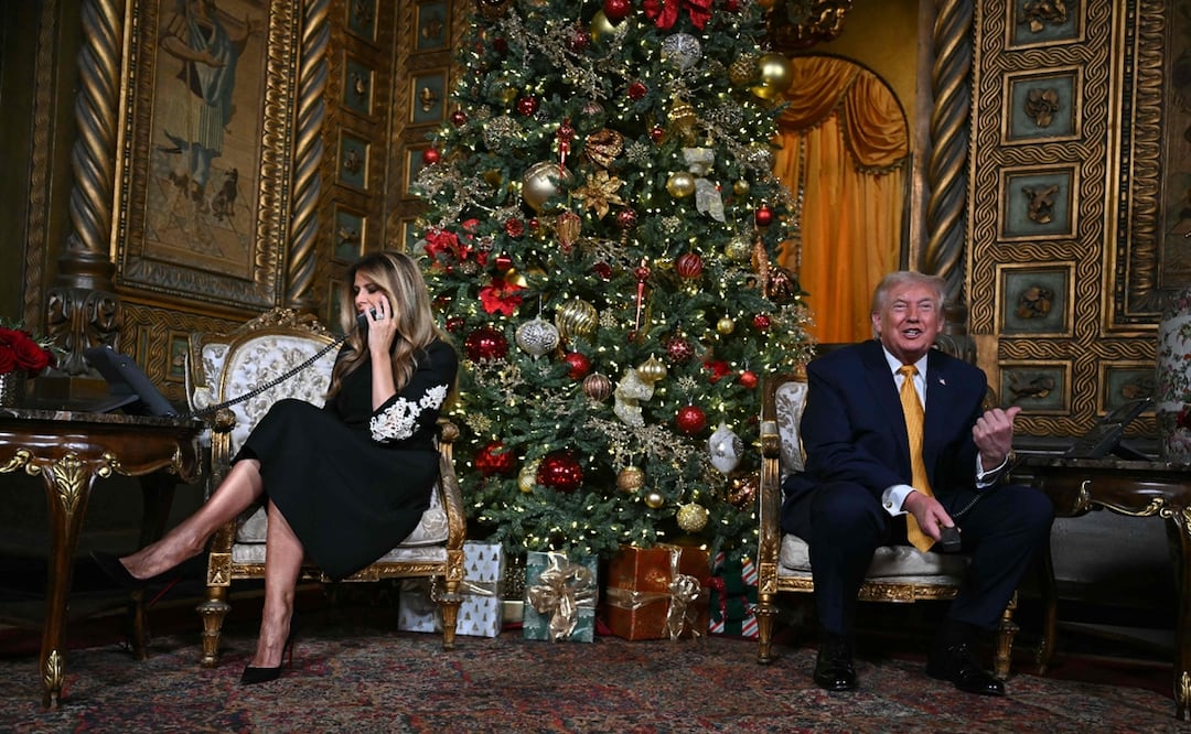 El presidente de Estados Unidos, Donald Trump, y la primera dama, Melania Trump, en llamadas telefónicas de seguimiento de Santa Claus del Norad, en Nochebuena, desde Mar-a-lago en Florida, este 24 de diciembre. Foto: AFP