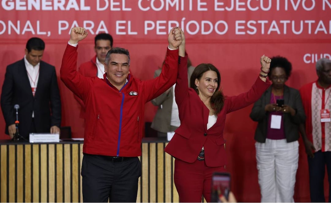 Alito Moreno celebra su reelección como dirigente del PRI. Foto: Diego Simón / EL UNIVERSAL