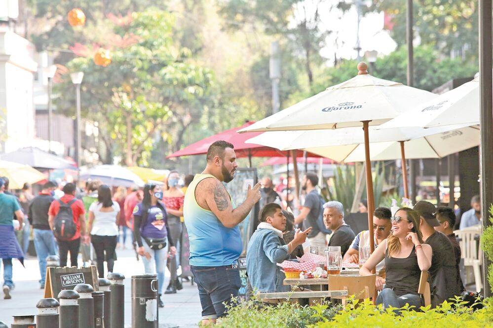 Decenas de personas acudieron ayer al Centro Histórico de la Ciudad de México, donde convivieron en restaurantes del lugar. En lo que va de noviembre, se han contabilizado 72 mil 431 diagnósticos positivos de Covid-19 en el país. Foto: AP