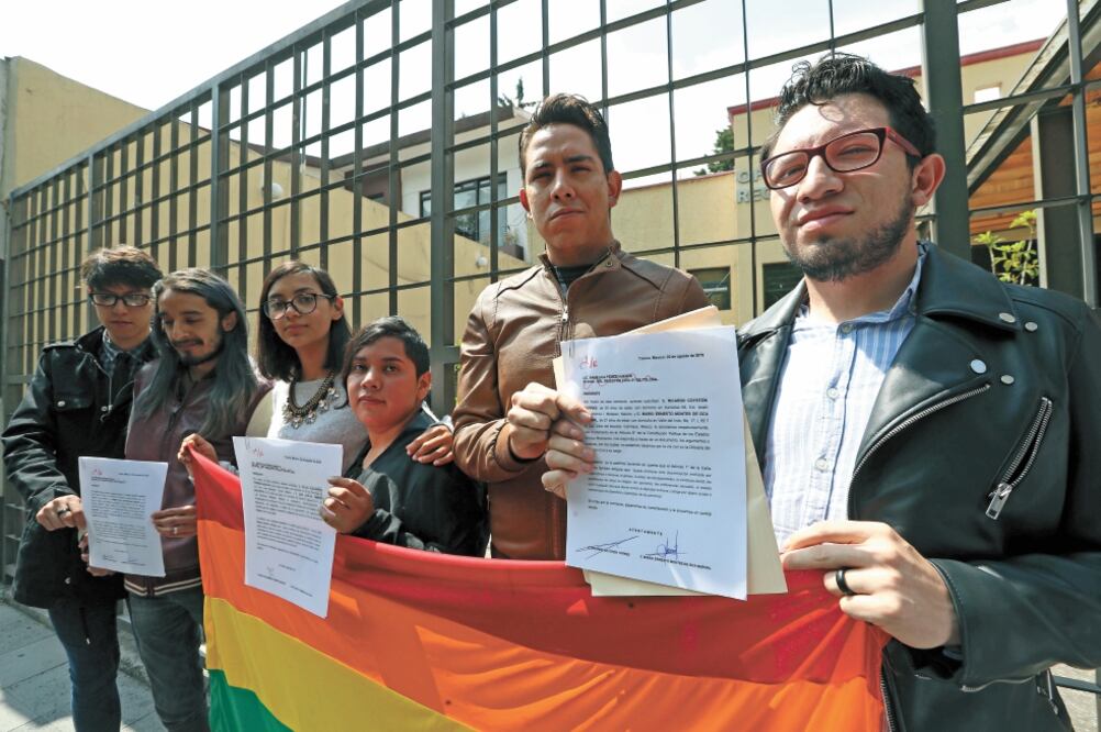 Matrimonio. Tres parejas del mismo sexo esperan que la Corte invalide las leyes estatales que les impiden casarse. Foto/JORGE ALVARADO. EL UNIVERSAL