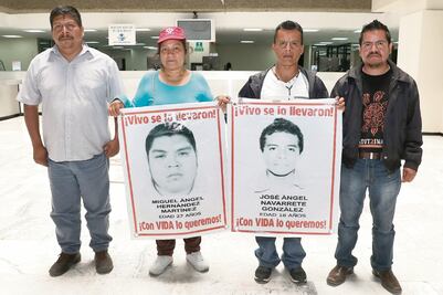 Padres de los 43 piden a la PGR respuestas