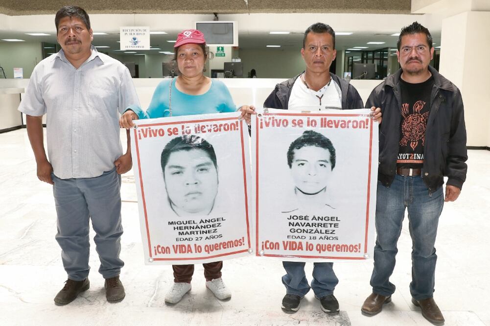 Piden respuestas. Los padres de los 43 desaparecidos señalaron que mantendrán un plantón en la PGR “por el tiempo necesario”. (Archivo. EL UNIVERSAL)