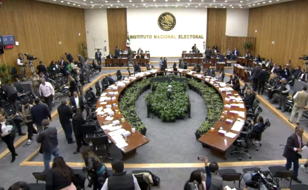 Desalojo en oficinas del INE por supuesto incendio. Foto: Captura