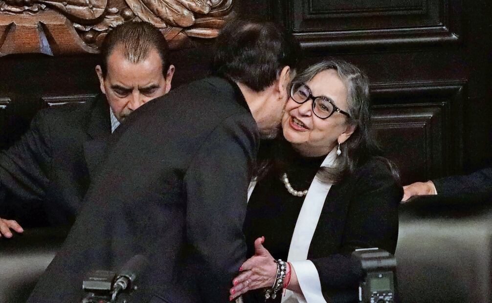 Al final de la sesión en el Senado, un beso y un abrazo de despedida sellaron este reencuentro entre los presidentes de la Corte y del Senado, luego de las serias diferencias entre ambos poderes por la reforma judicial. Foto: Especial